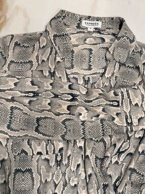 Express 'The Portofino Shirt' in Grey Snakeskin Print – Size Medium